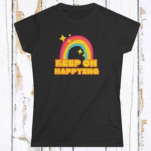 Boho regenboogshirt: regenboogshirt dames, retro regenboogshirt, 'Keep on Happying'-shirt, cadeau vriendin, Happy Pride-shirt, concert-T-shirt afbeelding 9