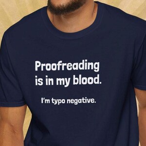Pu&ograve; includere: T-shirt blu navy con la scritta bianca: "Proofreading is in my blood. I'm typo negative." La maglietta ha il girocollo ed &egrave; realizzata in materiale morbido. Un ottimo regalo per i correttori di bozze.