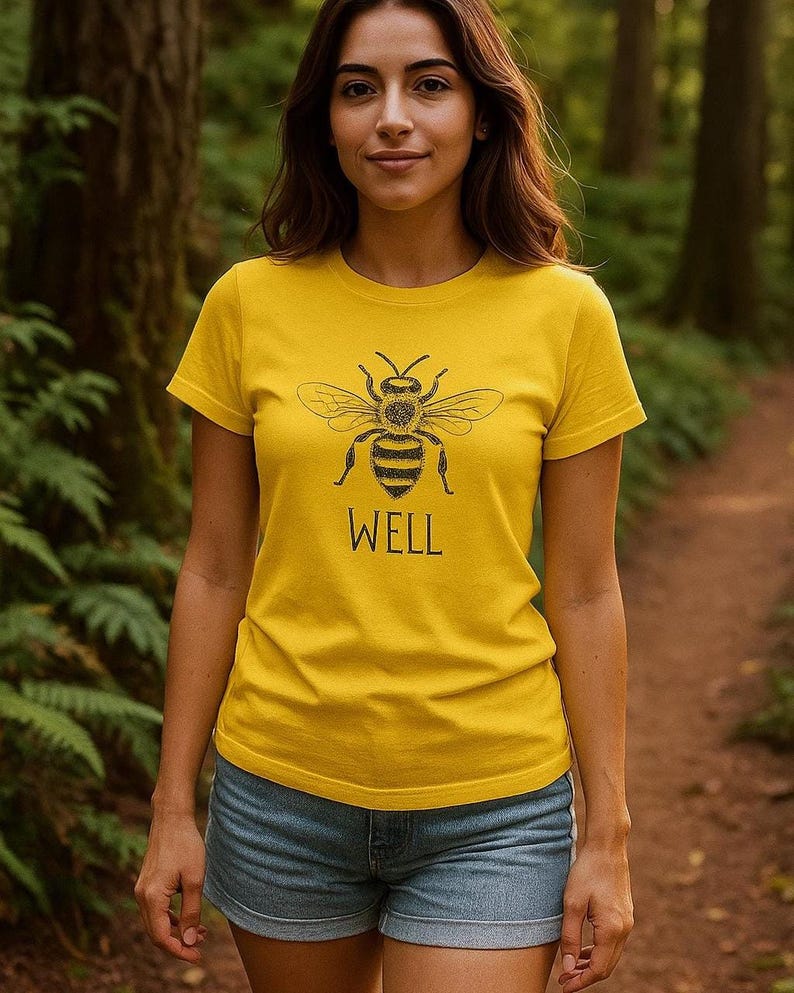 Bee Well dames-T-shirt: T-shirt met positieve vibes, milieuvriendelijke top voor haar, gezondheid en welzijn, T-shirt natuurliefhebber, tuincadeau, shirt bijenkoningin afbeelding 1