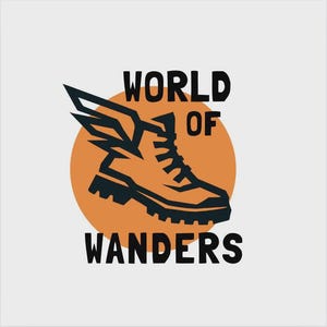 Pu&ograve; includere: Un logo con uno scarponcino da trekking con le ali, su un cerchio arancione. Le parole "WORLD OF WANDERS" sono stampate in grassetto, in nero, sopra e sotto lo scarponcino, suggerendo viaggi e avventura.
