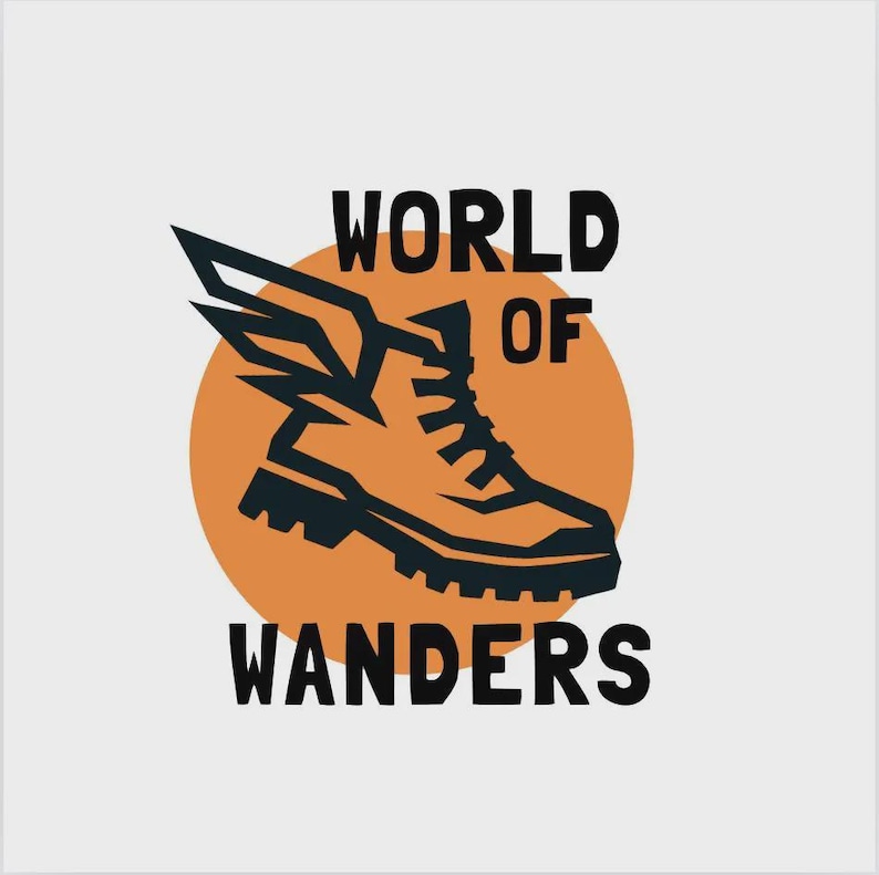 Pu&ograve; includere: Un logo con uno scarponcino da trekking con le ali, su un cerchio arancione. Le parole "WORLD OF WANDERS" sono stampate in grassetto, in nero, sopra e sotto lo scarponcino, suggerendo viaggi e avventura.