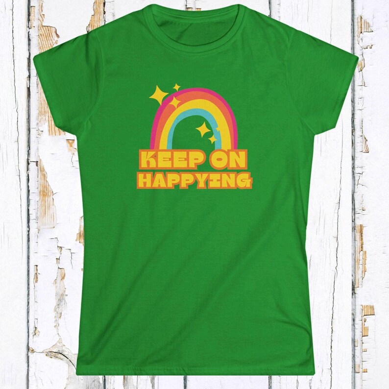 Boho regenboogshirt: regenboogshirt dames, retro regenboogshirt, 'Keep on Happying'-shirt, cadeau vriendin, Happy Pride-shirt, concert-T-shirt afbeelding 5