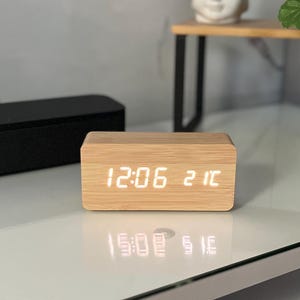 Moderner Holz-LED-Wecker - Sprachsteuerung, minimalistisches Design • Geburtstagsgeschenk • Tischuhr.