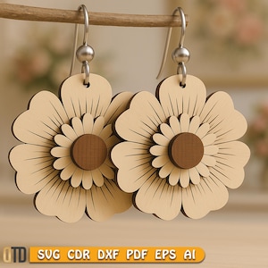 Peut inclure: Une paire de boucles d'oreilles en bois en forme de fleur avec un design en couches. Les boucles d'oreilles sont de couleur bois clair avec un centre marron foncé et des lignes détaillées. Elles sont suspendues à des crochets argentés. Le texte "SVG CDR DXF PDF EPS AI" est également présent.
