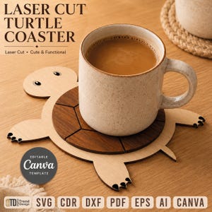 Pode incluir: Um porta-copos de madeira cortado a laser em forma de tartaruga com cabeça e membros claros e segmentos de casco escuros. Uma caneca de cerâmica salpicada com uma bebida castanha está sobre o porta-copos. O texto diz LASER CUT TURTLE COASTER, Laser Cut Cute & Functional, Editable Canva Template, com os formatos SVG, CDR, DXF, PDF, EPS, AI e CANVA na parte inferior.