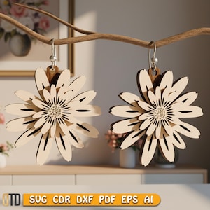 Könnte beinhalten: Ein Paar holzfarbene Ohrringe in Form von Gänseblümchen, die an silbernen Haken hängen. Die Ohrringe haben ein mehrschichtiges Design mit detaillierten Blütenblatt-Ausschnitten. Der Text "SVG CDR DXF PDF EPS AI" ist unten.