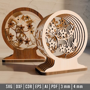 Puede incluir: Dos piezas de arte de pared decorativas de madera con un diseño floral. Las piezas están hechas de madera en capas y tienen una forma circular. El diseño floral es intrincado y detallado. Las piezas tienen un grosor de 3 mm o 4 mm.