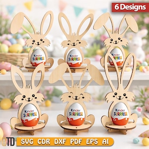 Op de afbeelding: Zes houten paashaasdecoraties, elk met een Kinder Surprise-ei. De konijnen hebben een lachend gezicht en grote oren. De afbeelding bevat de tekst "6 Designs" en "SVG CDR DXF PDF EPS AI".