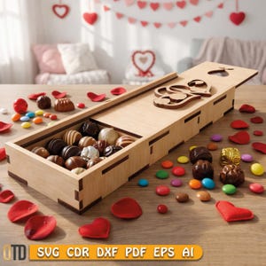 Op de afbeelding: Een houten doos gevuld met diverse chocolaatjes en snoepjes, met een schuifdeksel met hartvormige uitsparingen. Rode hartvormige decoraties en rozenblaadjes zijn verspreid rond de doos op een houten oppervlak. De doos is ontworpen voor Valentijnsdag.