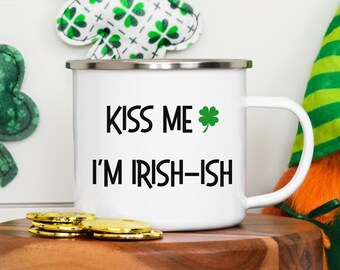 Taza de café "Bésame, soy irlandés", taza del Día de San Patricio, taza de café de Irlanda, trébol de cuatro hojas, regalos irlandeses