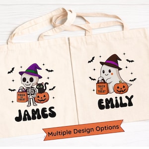 Puede incluir: Dos bolsas de mano beige de Halloween con ilustraciones de dibujos animados. Una presenta un esqueleto con un gato negro y una calabaza, la otra un fantasma con una calabaza. Ambos sostienen bolsas de "Trick or Treat". Nombres "James" y "Emily".