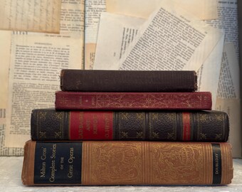Vintage-Bücherstapel mit Hardcover, warmrotes, vergoldetes Opera O. Henry-Bündel