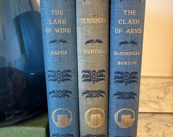 Konvolut von 3 antiken blauen Hardcover-Büchern für Dekorationsartikel und Bühnenbilder | 1896 bis 1898