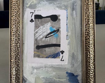 Kreuz 7 Mixed Media Kunst – Handgemalte Spielkartencollage (10x15cm)