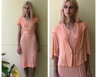 Set van crêpejurk en jasje uit de jaren 1930 / NRA-label / babyroze / jurk met cape en plooien / tuinfeestjurk eind jaren twintig / art-decotijdperk