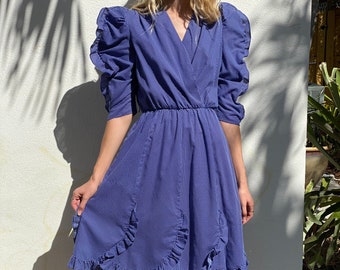 Vintage Puffärmel Kleid / Schweizer Gepunktet Blau und Weiss Sommerkleid / Rüschen Ballon Ärmel / Flutter Rüschen Flirty Rock Kleid