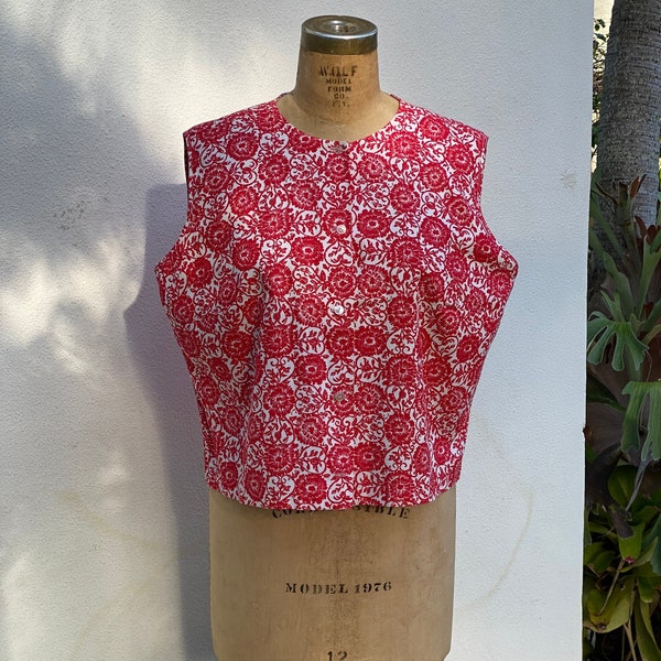 50s 60s Tank Top / Sleeveless Red and White Floral Button Up Shirt / Mad Men Betty Draper Top / Fitted Blouse / Mrs. Maisel Summer Top