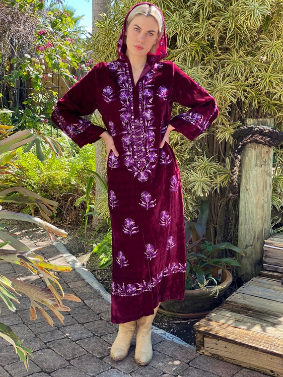 70's Hooded Dress in Velvet / 1960's Embroidered … - image 4