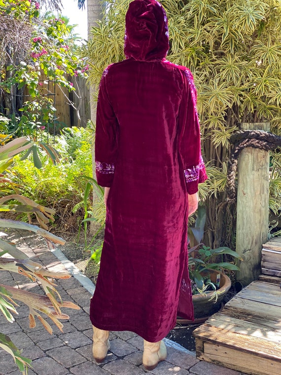 70's Hooded Dress in Velvet / 1960's Embroidered … - image 5