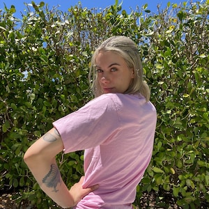 90&#39;s Tshirt / Palm Beach Pink Solid Print Jersey Tshirt / Pocket Tee / 100 Percent Cotton T-shirt