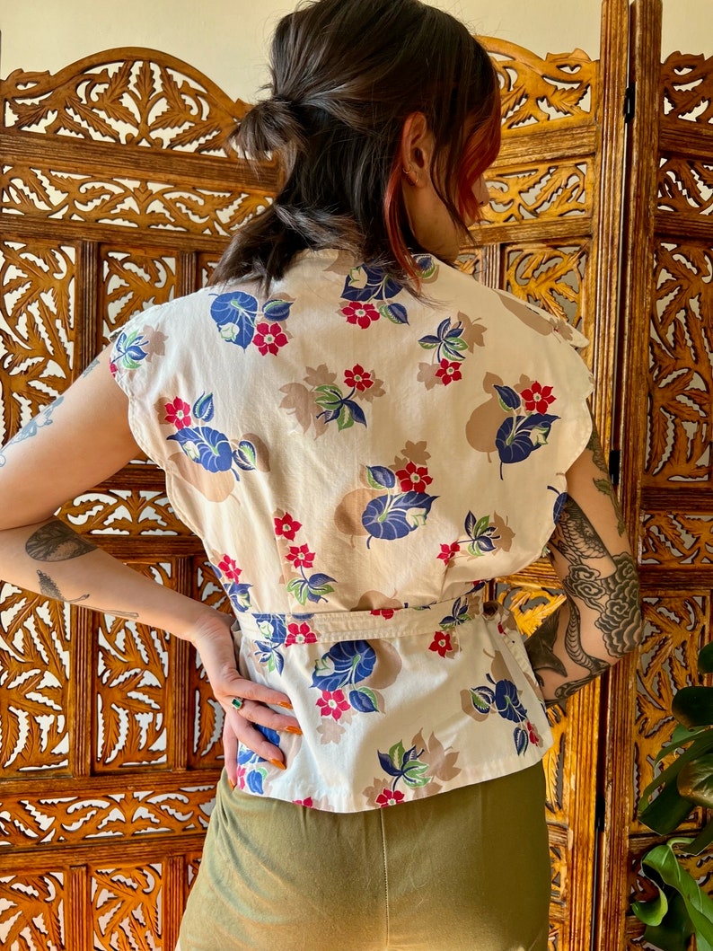 1940s Floral Pinafore Blouse / Beautifully Constructed Wartime WW2 Blouse / Blue and Pink Flowers / Garden Party image 5