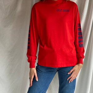Camiseta universitaria vintage / Camiseta roja de Ole Miss / Camiseta universitaria / Camiseta universitaria unisex / Camisa roja y negra / Universidad de Mississippi