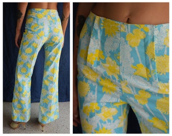 1960's Cotton Pants / Novelty Lilly Pulitzer Printed Trousers / Feathers and Flowers / Sixties Seventies Cropped Flare Pants / 1970's