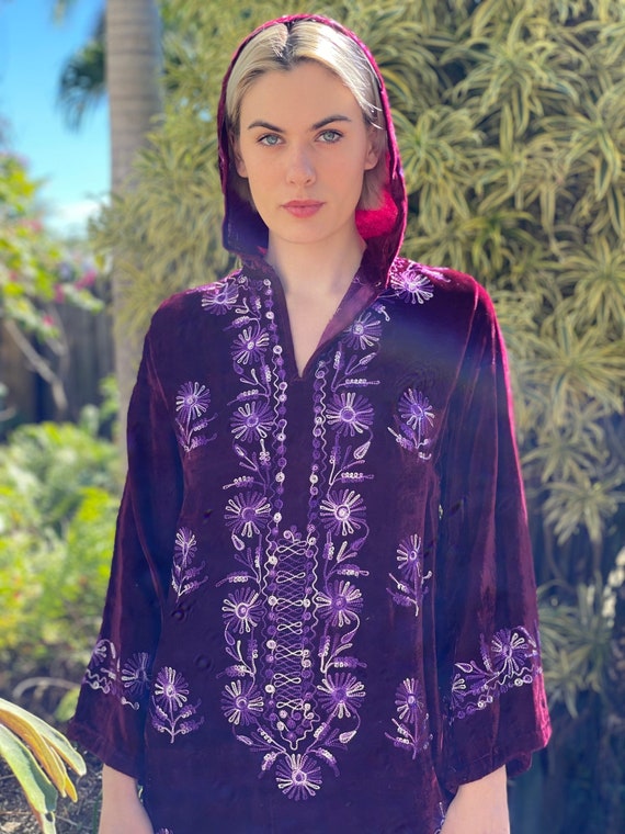 70's Hooded Dress in Velvet / 1960's Embroidered … - image 6