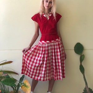 Vestido de algodão dos anos 1950 / Vestido de algodão estampado vermelho e branco para piquenique dos anos 50 / Sra. Maisel / Vestido de festa no jardim com cintura marcada
