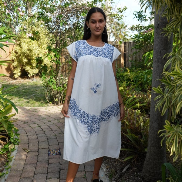 Vintage Tunic Dress / white with blue embroidery  / Mexican Embroidered  Dress / House Dress / Festival Dress / Coachella / Haute Hippie