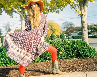 Vestido indio de algodón Adini de los años 70 / Vestido bohemio estampado pintado en dorado / Ropa para festivales / Vestido indio de gasa de colección