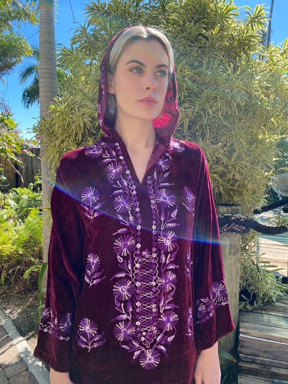 70's Hooded Dress in Velvet / 1960's Embroidered … - image 2