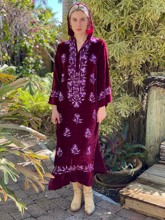 70's Hooded Dress in Velvet / 1960's Embroidered … - image 3