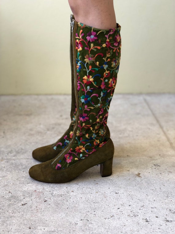 6 US / 1960s Embroidered Boots / Mod Boots / Vinta