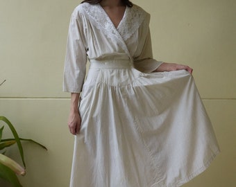 80s Shirt Dress / Full Skirt Cotton Cozy Dress / Nipped Waist Wrap Dress with Lace Collar