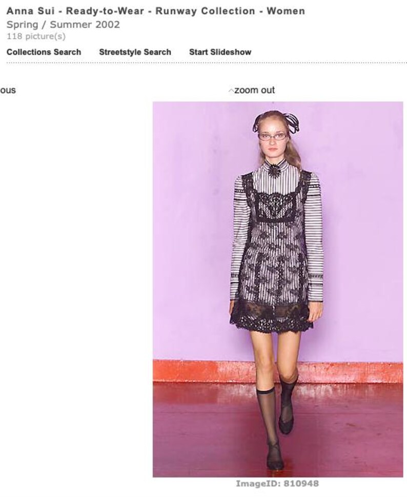 Pode incluir: Uma modelo apresenta um look da cole&ccedil;&atilde;o Anna Sui Ready-to-Wear Primavera/Ver&atilde;o 2002. O traje apresenta um top listrado com detalhes em renda preta e uma saia a condizer. A modelo usa meias e sapatos pretos.