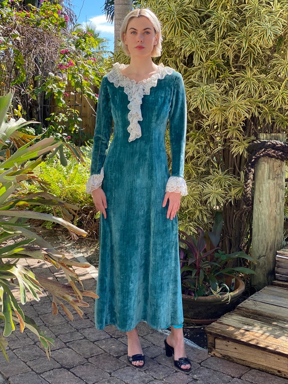 60s Carpet Maxi Dress / Rare Long Gown / Haute Hippie White Lace / Tapestry  Blue OOAK Maxi Velvet Gown - Etsy Israel