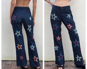 Jeansy Wrangler z lat 60. / Haft z nadrukiem w czerwono-biało-niebieskie gwiazdy / Rzadkie kolekcjonerskie dżinsy Glam Rock / Odzież sceniczna / Denim Rock n Roll Hippie