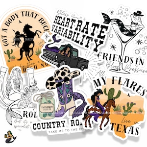Puede incluir: Una colección de pegatinas con temática country y sirenas. Los diseños incluyen una sirena en una copa de martini, una bota de vaquero, un caballo y texto que dice "Got a body that buck", "Friends in Blood Pressure" y "Live in Texas".