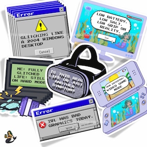 Puede incluir: Una colección de pegatinas peculiares y pixeladas con mensajes de error de computadora y temas de juegos retro. Los diseños incluyen unos auriculares de realidad virtual, una consola de juegos portátil y un monitor de computadora con un diseño de sirena. La paleta de colores incluye tonos de azul, gris y verde.