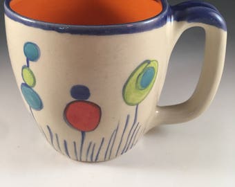 Taza, taza hecha a mano, taza de lunares, taza moderna, taza naranja, taza de flores, taza naranja con flores, taza con asa grande