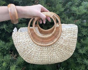 Handmade Straw Tote Bag with Wooden Handles – Boho Summer Handbag – Natural Woven Eco Bag – Beach & Everyday Bag for Women