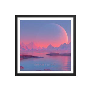 Op de afbeelding: Ingelijste kunstdruk met een surrealistisch landschap met een grote, gloeiende planeet in een roze en oranje lucht. De scène omvat bergen, water en de tekst "DREAM FUTURE" in het wit. Het kunstwerk is in een zwart frame.