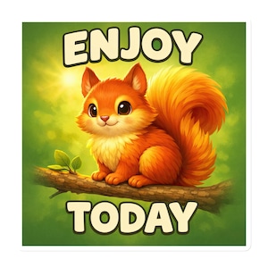 Pode incluir: Um autocolante quadrado com um esquilo de desenho animado, com pelo laranja e uma cauda fofa, empoleirado num galho. As palavras "ENJOY TODAY" estão em uma fonte creme sobre um fundo verde com um sol.