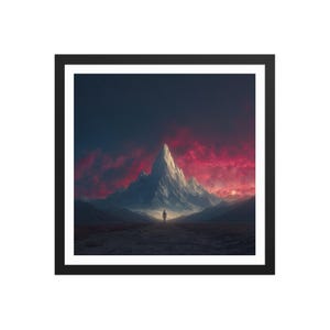 Puede incluir: Impresión artística enmarcada que presenta una majestuosa cordillera bajo un cielo dramático. La obra de arte muestra una figura solitaria de pie frente a un pico imponente cubierto de nieve, con un cielo rojo y púrpura vibrante. La impresión está encerrada en un marco negro.