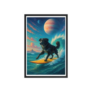 Puede incluir: Impresión artística enmarcada que representa a un perro negro surfeando sobre una tabla amarilla. El fondo presenta un cielo vibrante con planetas y nubes, creando una escena caprichosa y surrealista. La obra de arte está enmarcada en un borde negro.