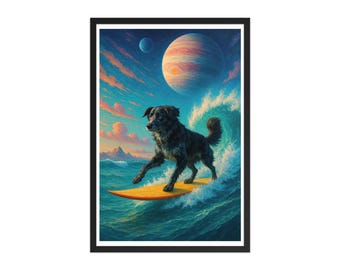 Può includere: Stampa artistica incorniciata raffigurante un cane nero che fa surf su una tavola da surf gialla. Lo sfondo presenta un cielo vibrante con pianeti e nuvole, creando una scena stravagante e surreale. L'opera è incorniciata in un bordo nero.
