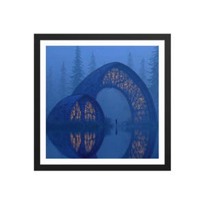 Op de afbeelding: Ingelijste kunstdruk met een surrealistisch landschap met een grote boogvormige structuur boven water. Het kunstwerk gebruikt koele blauwtinten, met een persoon aan de waterkant. De weerspiegeling van de structuur is zichtbaar.