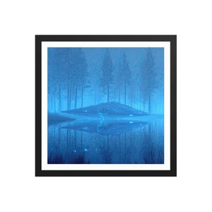 Op de afbeelding: Een ingelijste kunstdruk met een serene, blauw getinte landschap. Het kunstwerk toont een mistig bos dat weerspiegeld wordt in een kalm water. De scène roept een gevoel van rust en mysterie op, met zachte verlichting en een dromerige kwaliteit.