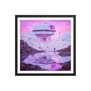 Op de afbeelding: Een wit futuristisch gebouw met een roze licht in het midden staat op een besneeuwd landschap met een klein figuurtje op de voorgrond. De lucht is felroze met witte wolken en sterren.